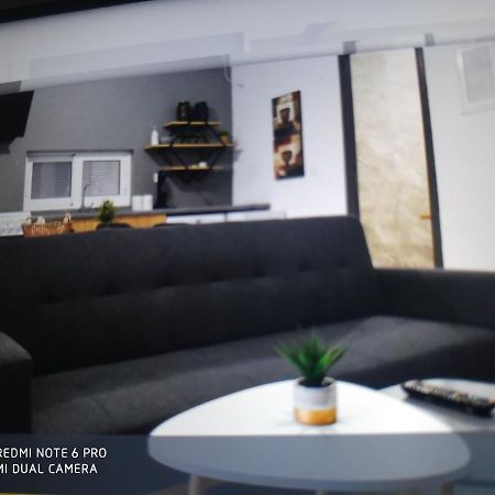 Minimal Apartment كالاماتا المظهر الخارجي الصورة